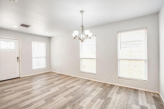 Building Photo - 5516 Jarvis St