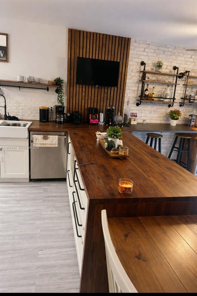 Building Photo - 283 Woodland Rd