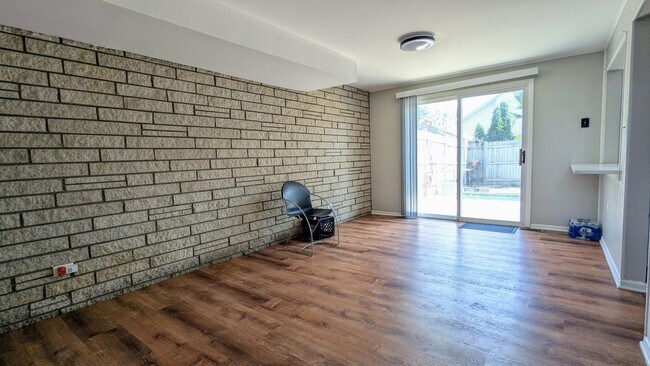Building Photo - 382 Dover Dr
