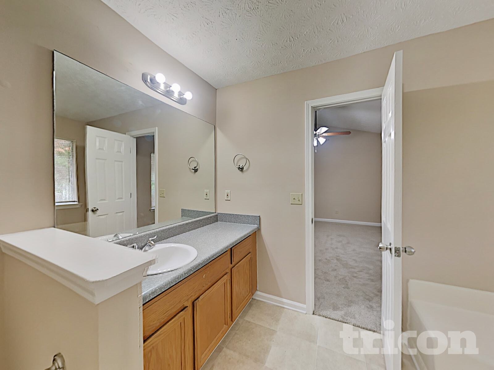 Building Photo - 5929 Creekside Dr