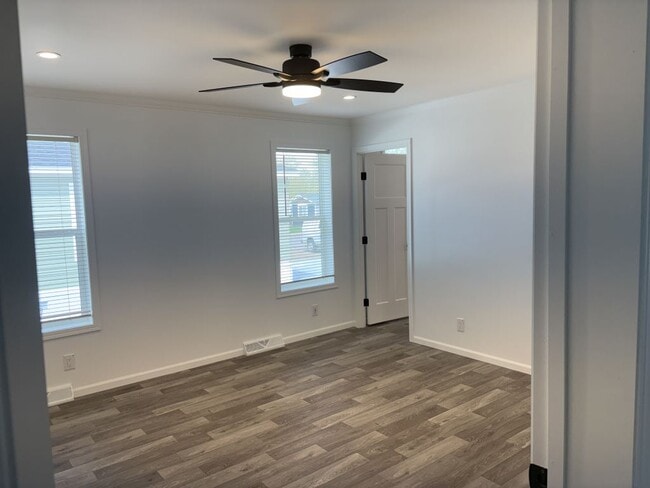 Building Photo - 13945 Bunratty Ave