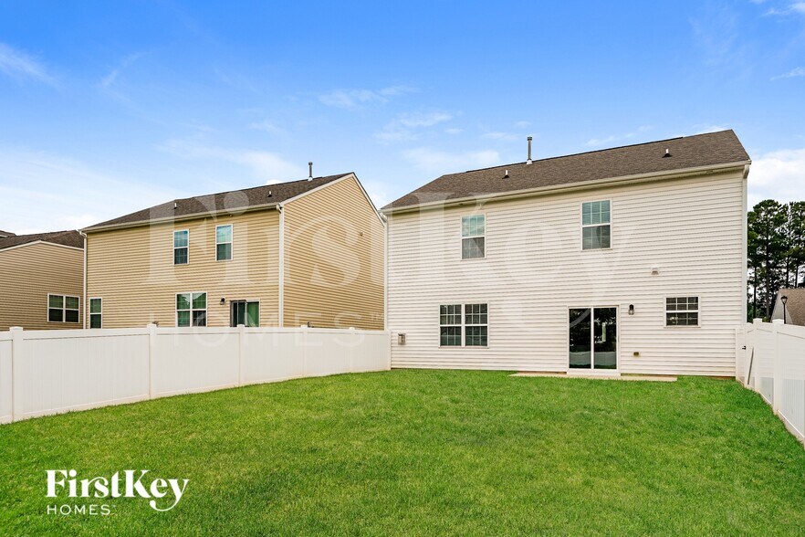 Building Photo - 100 N Great White Way