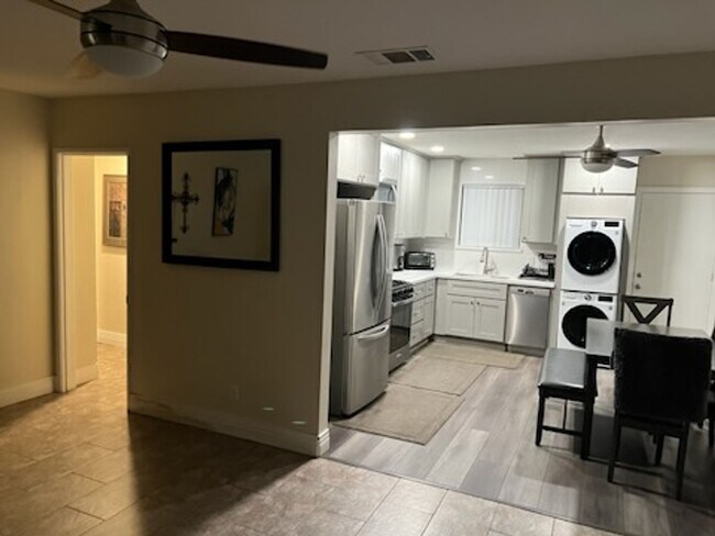 Building Photo - Charming 2 Bedroom Home with Private Garag...