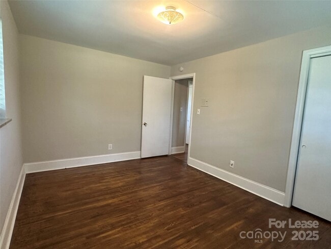 Building Photo - 1600 Plumcrest Dr