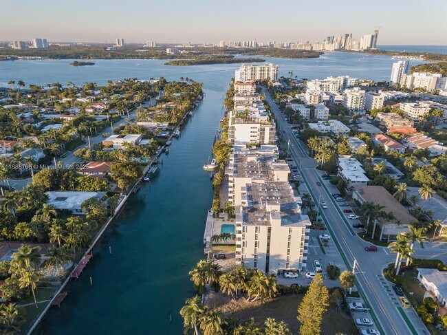 Building Photo - 9800 W Bay Harbor Dr