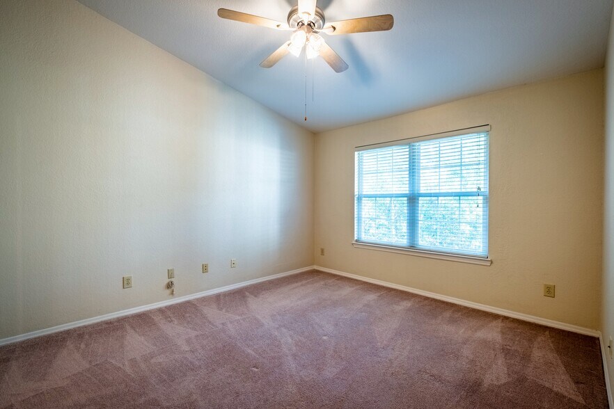 Building Photo - 13810 Sutton Park Dr N