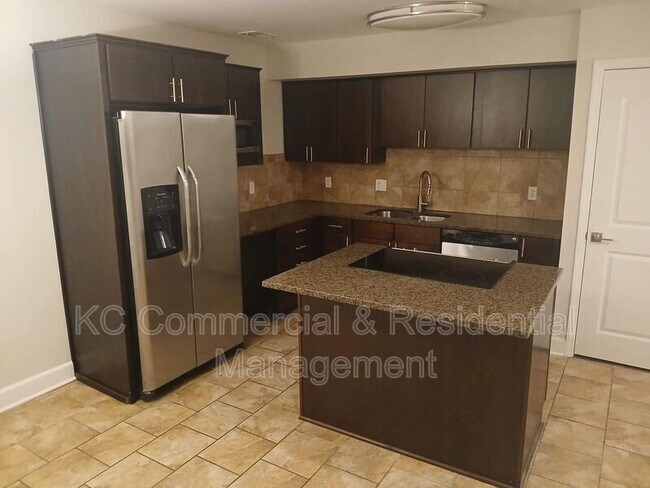 Building Photo - 530 W 10th St