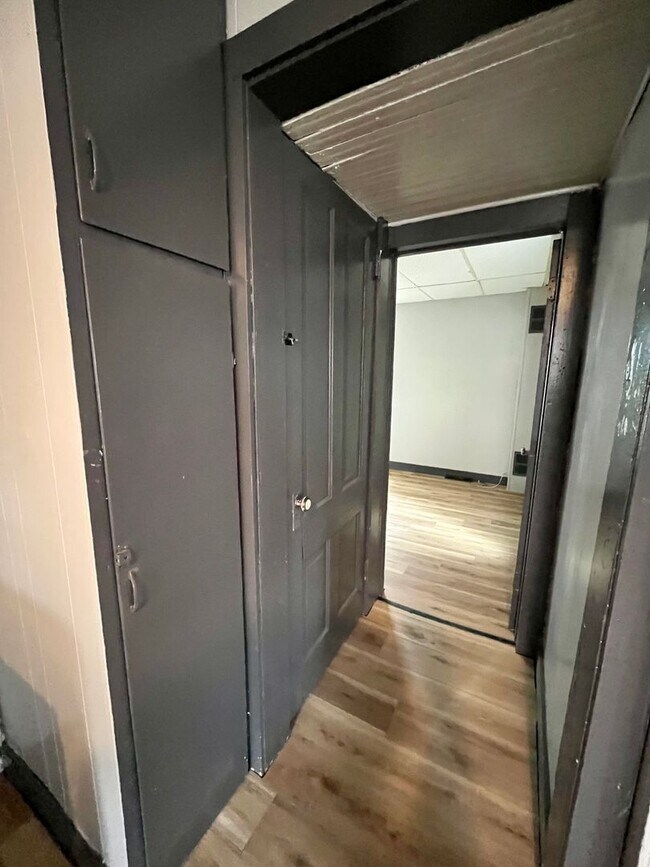 Building Photo - 4 Bedroom / 1 Bathroom House for Rent