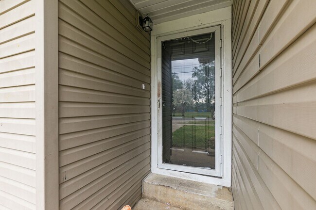 Building Photo - REMODELED 3 Bedroom | 2 Bathroom | 2 Car G...