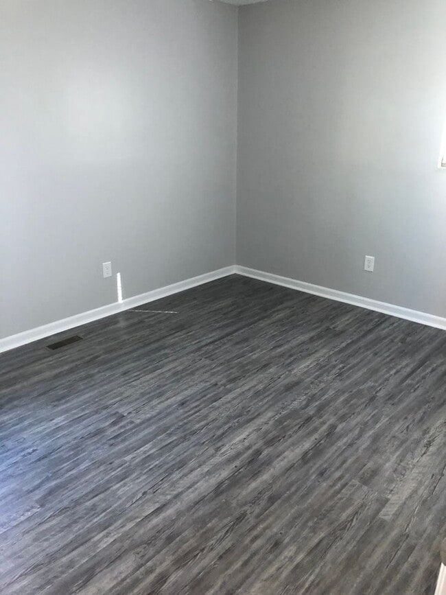 Building Photo - 3 bedroom/2 bath home