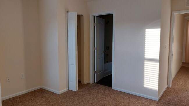 Building Photo - Townhome in Baymeadows