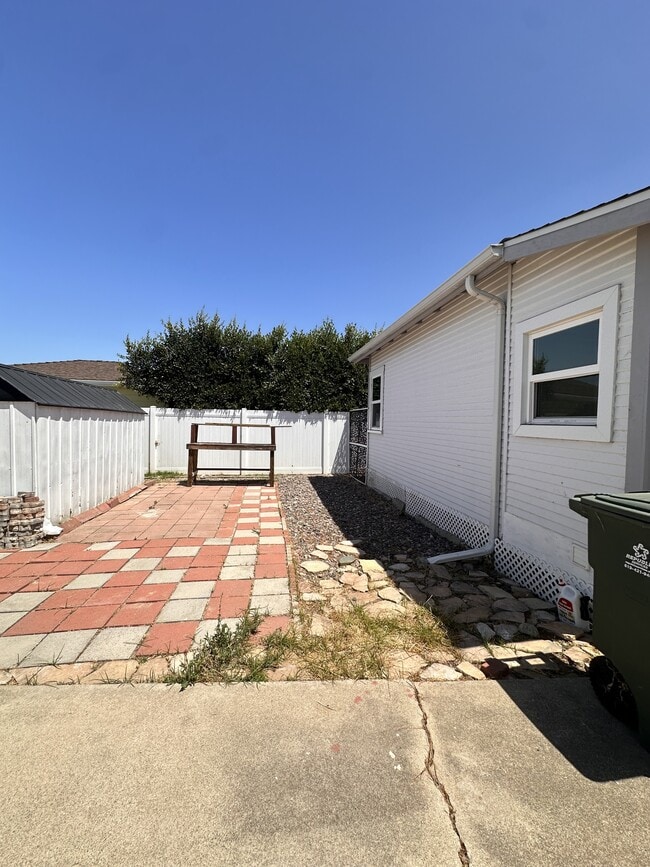 Building Photo - 732 Twin Oaks Ave