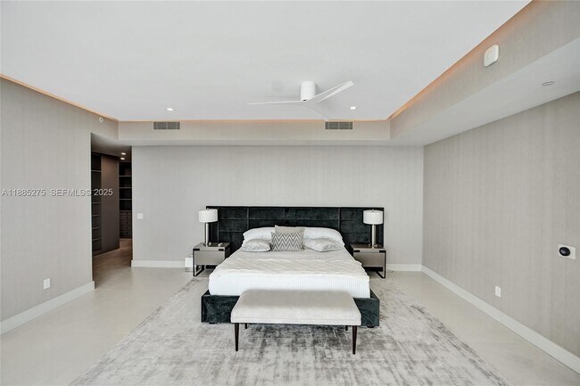 Building Photo - 18975 Collins Ave