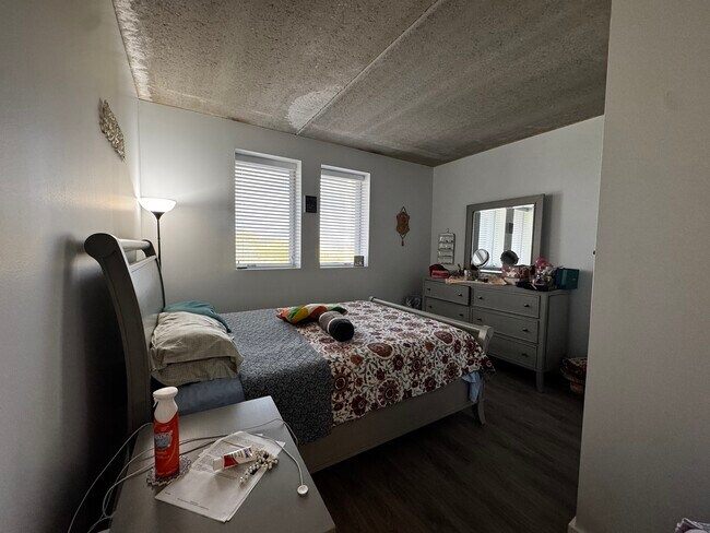 Building Photo - 1323 W Morse Ave