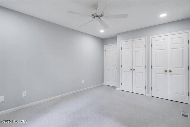 Building Photo - 11 Cardinal Dr