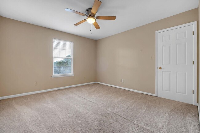 Building Photo - 848 Eagle View Dr