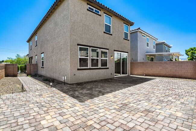 Building Photo - Must see 5 bedroom home with loft