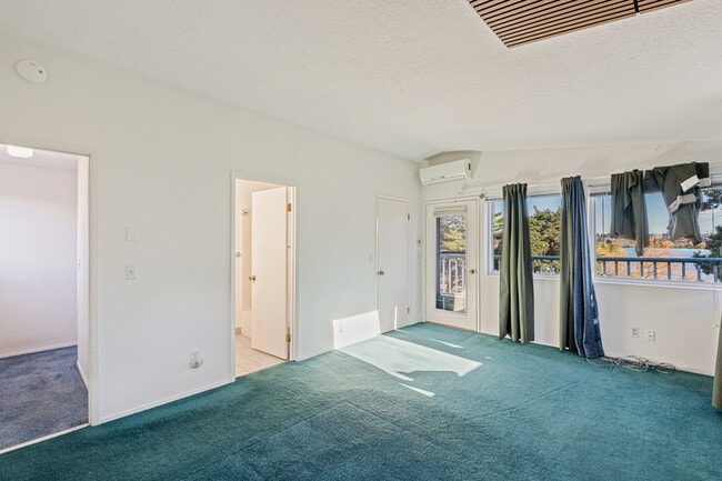 Building Photo - 6807 Aurora Ave N