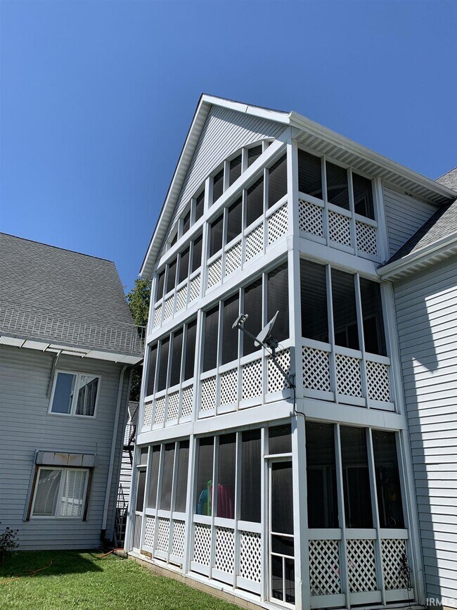 Building Photo - 1326 S College Mall Rd