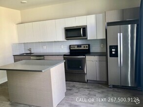 Building Photo - Large 2BR/2BA unit with Washer/Dryer.  Pri...