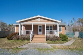 Building Photo - 3 Bedroom 2 Bathroom House With Fenced In ...