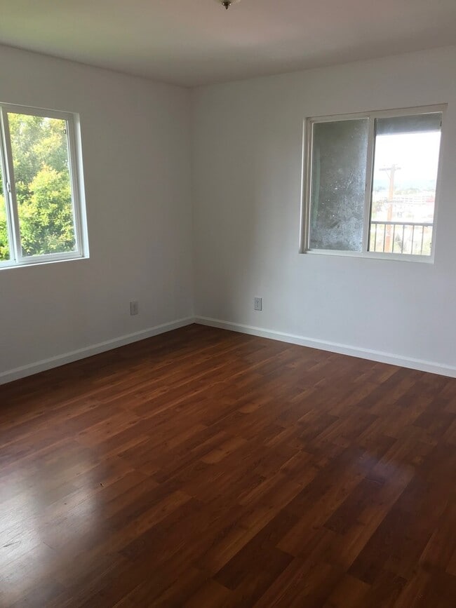 Building Photo - Spacious Dual-Unit Home in Prime Echo Park Location *Close to Dodger Stadium*