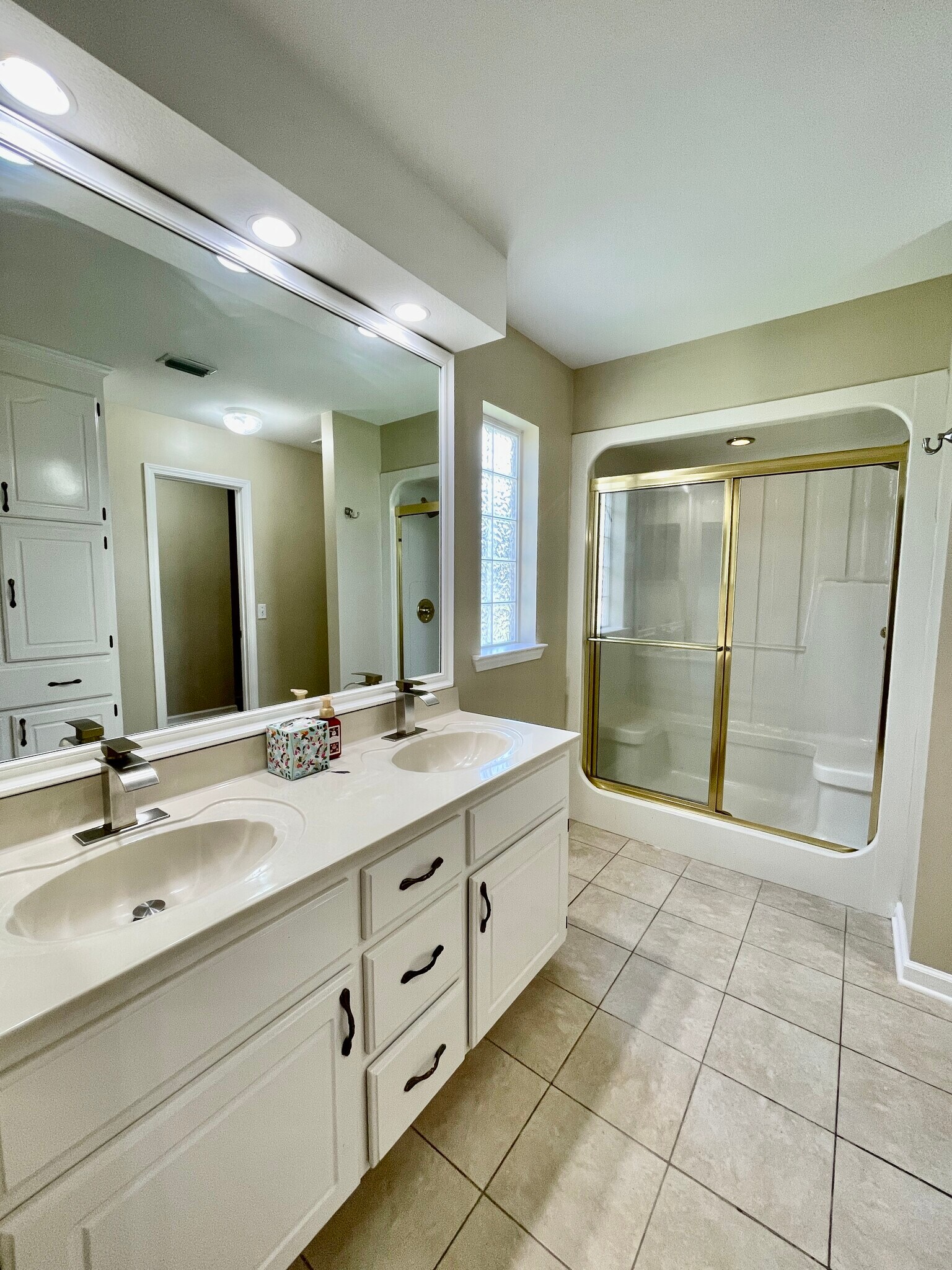 Primary Ensuite - 115 Lakeside Dr