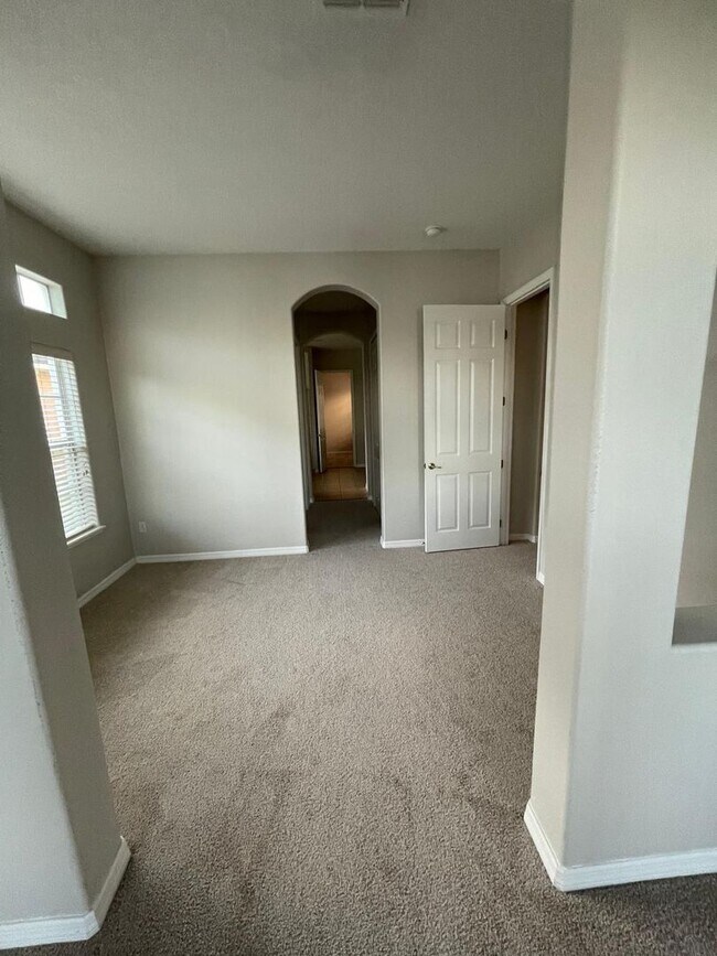 Building Photo - BRISTOL ESTATES 4 BEDRROM, 4 BATHROOMS, 3 CAR GARAGE HOUSE