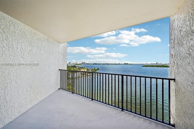 Building Photo - 1800 NE 114th St