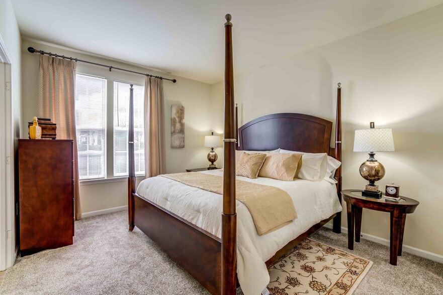 Building Photo - Pillars at Great Bridge