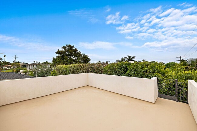 Building Photo - 806 S Ola Vista