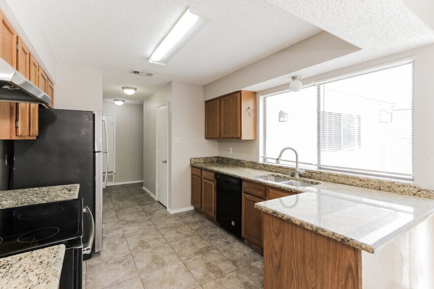 Building Photo - 2637 Remmington Dr