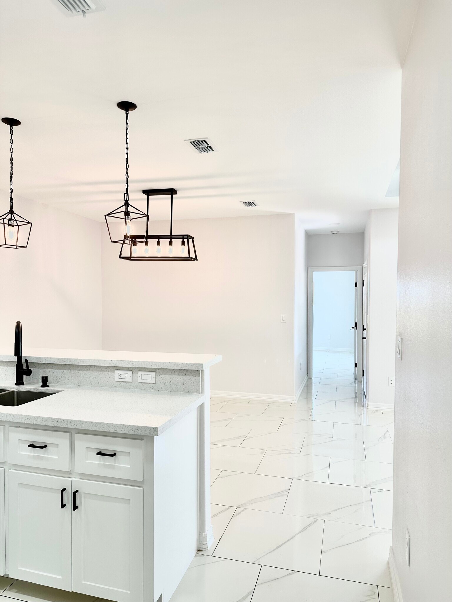 Building Photo - 1006 Escondido Ln E