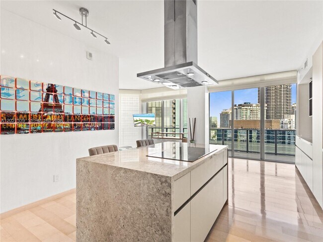 Building Photo - 1300 Brickell Bay Dr