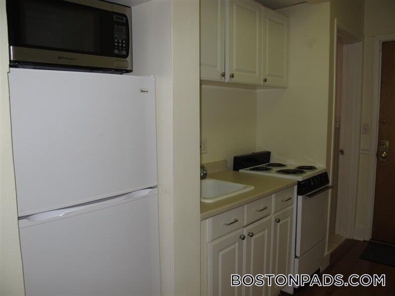 Building Photo - 879 Beacon St