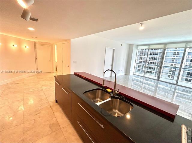 Building Photo - 475 Brickell Ave