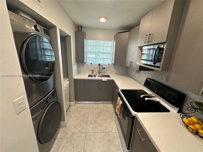 Building Photo - 2278 SE 27th Dr