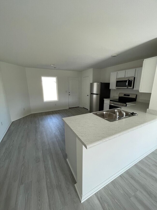 Building Photo - 3 Bedroom, 2 Bathroom Home