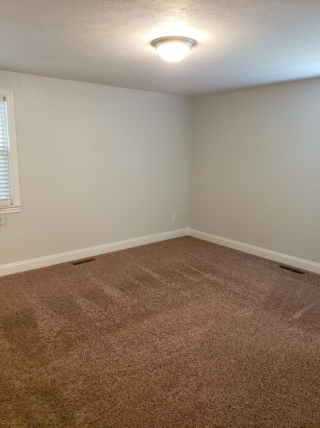 Building Photo - Granite Counter Tops w/ Open Floor Plan in...