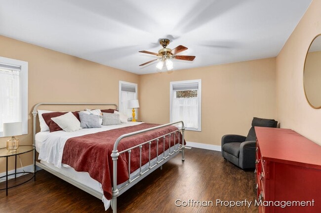 Building Photo - 3 bed, 2.5 bath Located on Bostwick Lake