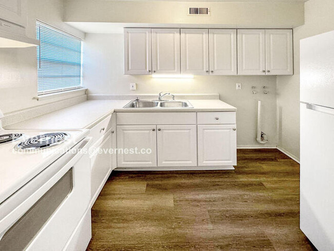 Building Photo - 2 Bed & 1.5 Bath Townhouse in Colonial Heights / Available Soon!