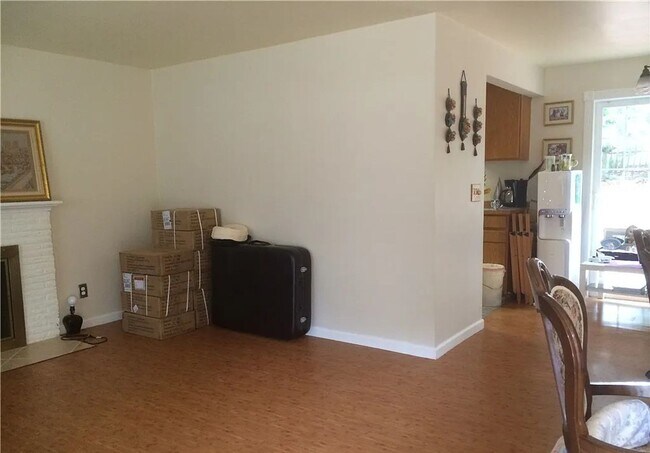 Building Photo - Bellevue Rambler with Great Location