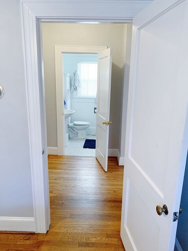 Building Photo - 4 bedroom home for 4 or 3 people (one bloc...