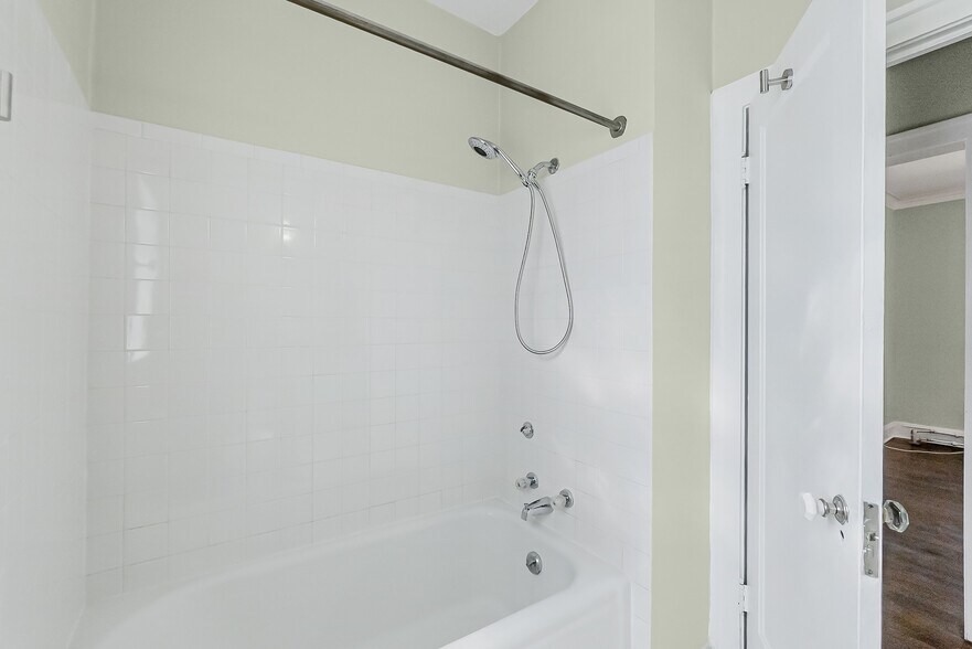 Building Photo - 5742 N Francisco Ave