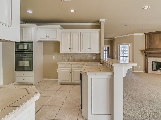 Building Photo - Spacious Edmond Gem with Bonus Room & Cove...