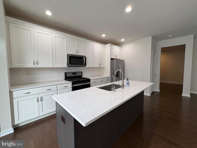 Building Photo - 208 Segel Dr