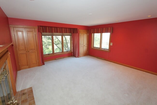 Building Photo - Incredible home on a private & secluded lot.