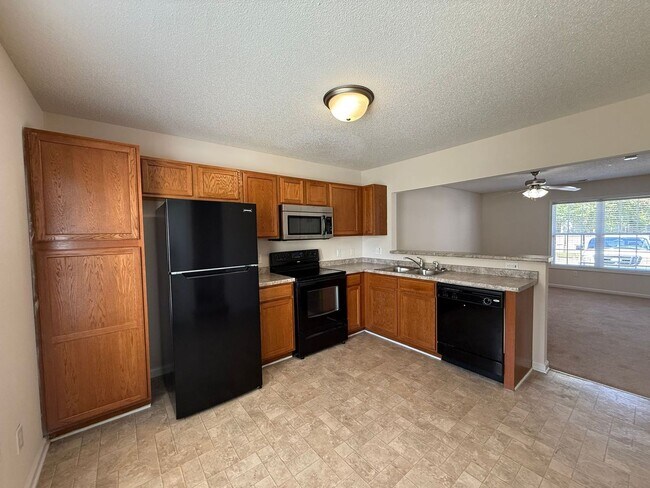 Building Photo - 2 bedroom, 2.5 Bath Townhouse
