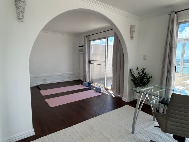 Building Photo - Beautifully Renovated 2 bedroom Penthouse with a Roof-Top Loft and Lanai!