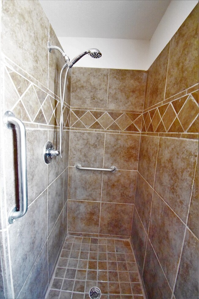 Building Photo - Beautiful 3 Bed/2Bath Townhouse Home off of Roadrunner Pkwy